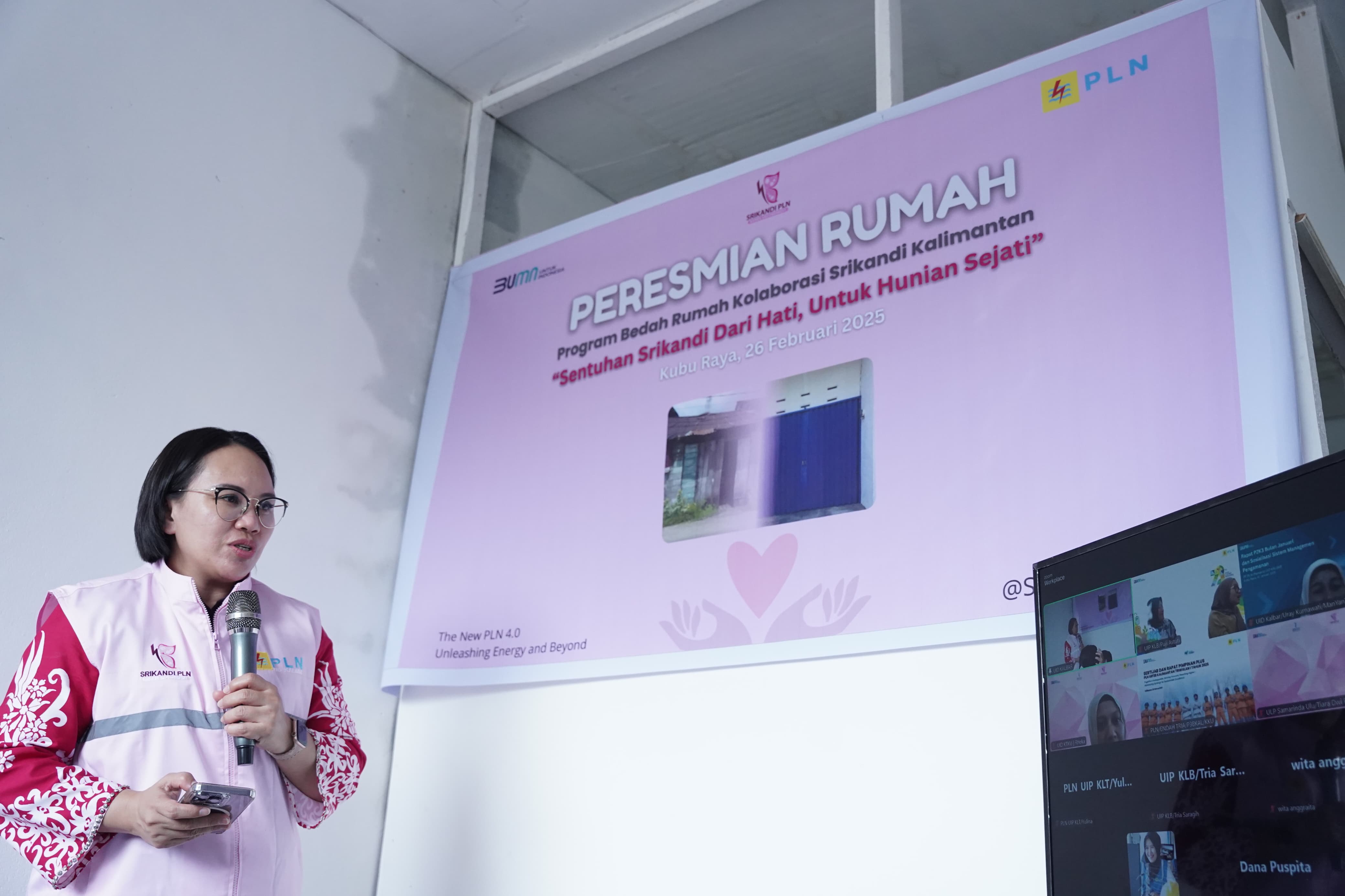 Pembina Srikandi PLN Regional Kalimantan sekaligus General Manager PT PLN UID Kalbar, Joice Lanny Wantania, menyampaikan sambutan penuh haru dalam acara bedah rumah oleh Srikandi PLN Group Kalbar.