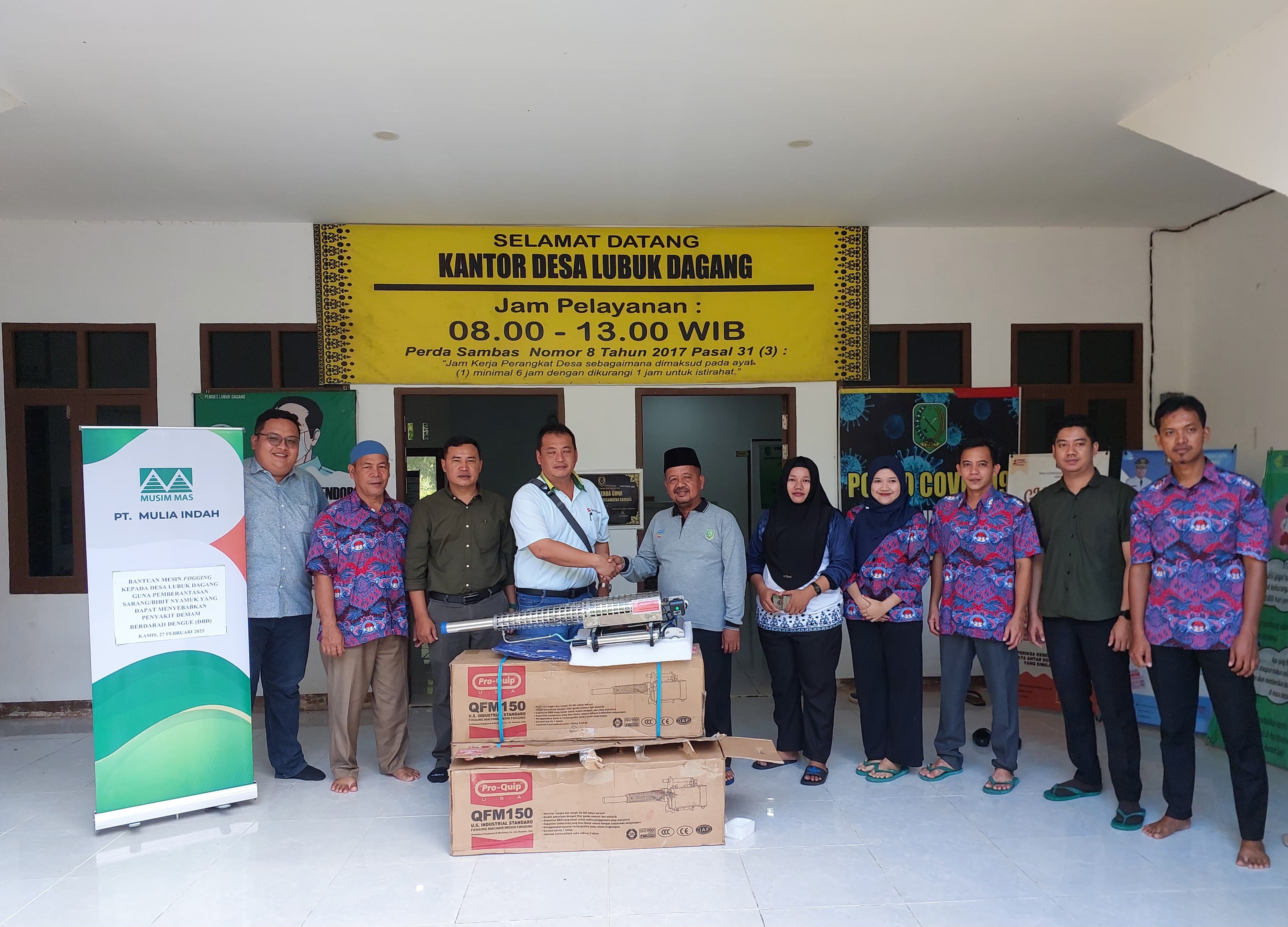 PT MI serahkan bantuan berupa alat mesin fogging kepada Desa Lubuk Dagang ang diterima Pemerintah desa setempat.