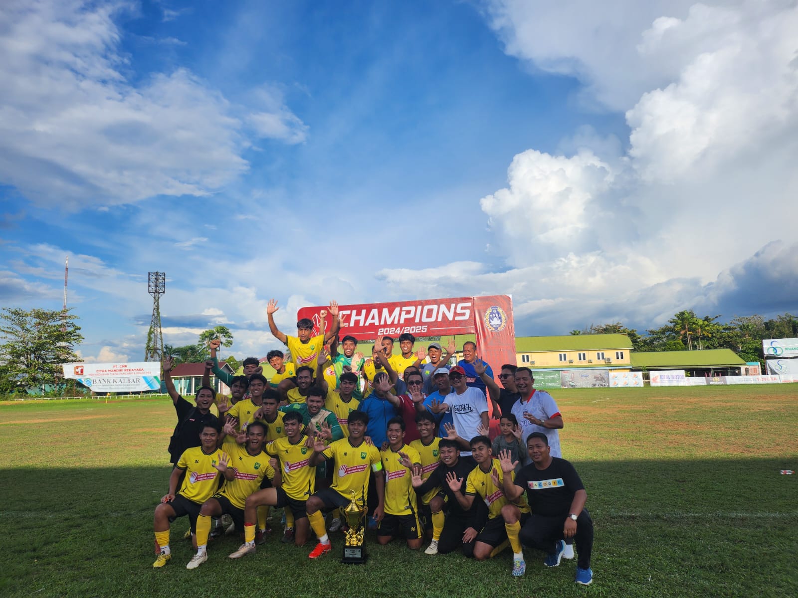Official berfoto usai permainan. Gabsis Sambas akhirnya juara 1 Liga 4 zona Kalbar.