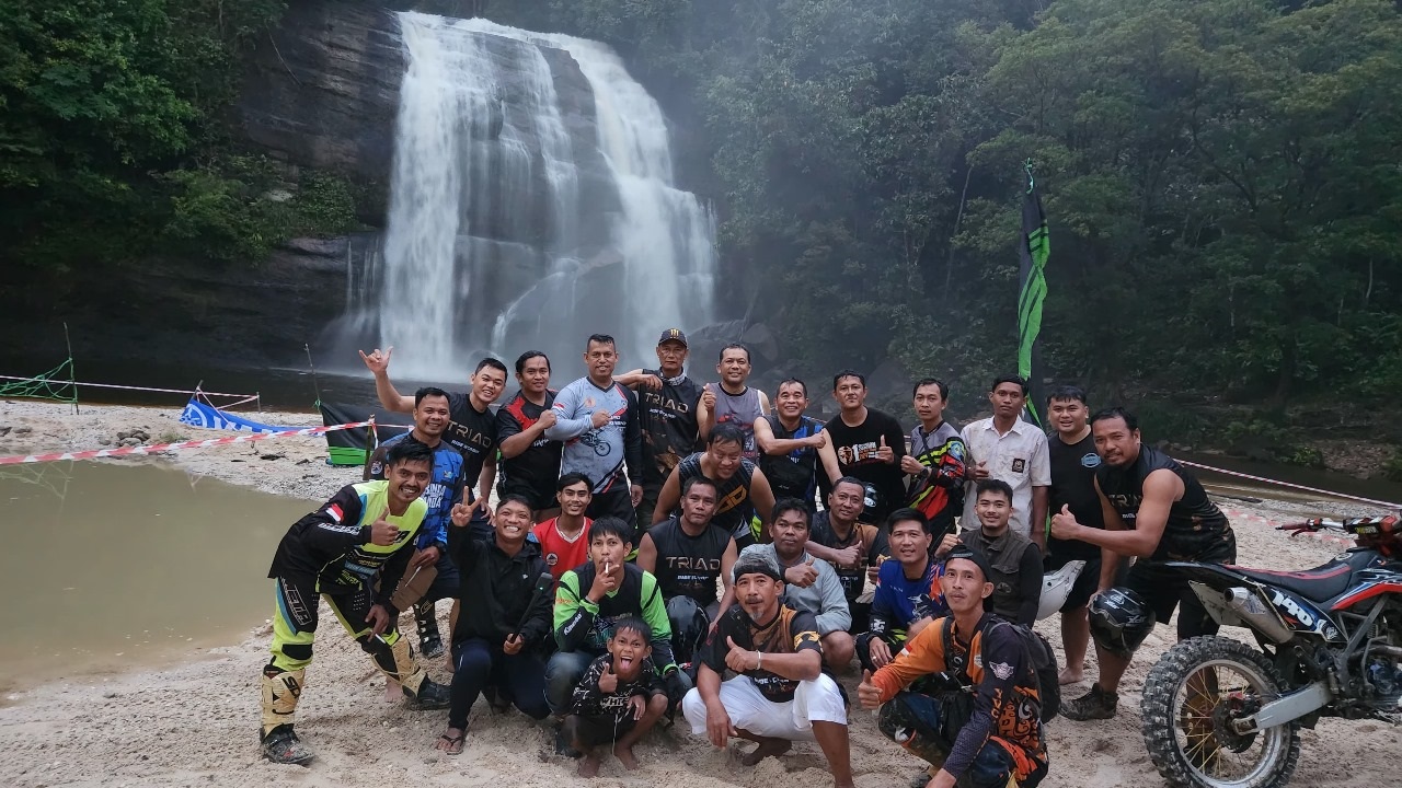 DIABADIKAN: Para pecinta motor trail dari berbagai kabupaten di Kalbar mengikuti ajang Triad & Riam Dait Camp yang berlangsung pada 22&ndash;23 Februari 2025.