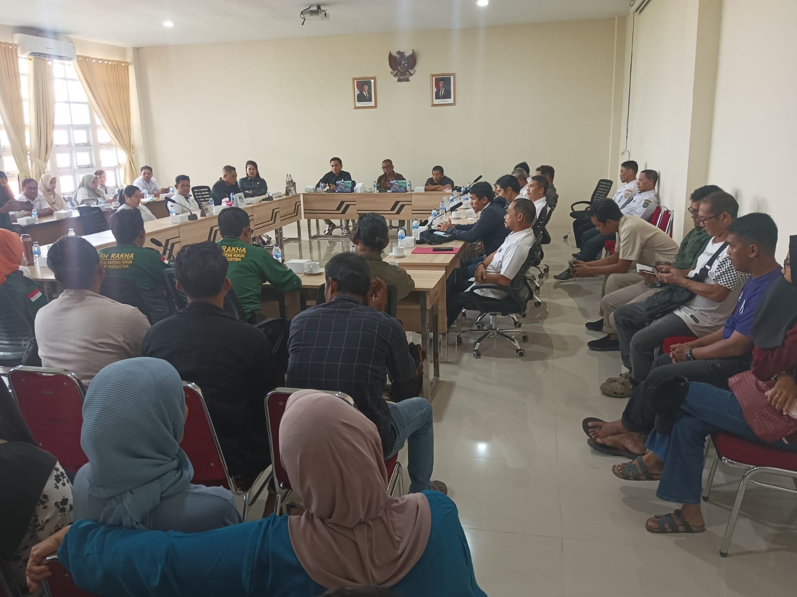 DENGAR PENDAPAT: Suasana hearing Komisi II DPRD Singkawang bersama solidaritas warga dan Pokdarwis Pantai Gratis RT 065 RW 010, Kelurahan Sedau, Kecamatan Singkawang Selatan, Rabu (26/2).