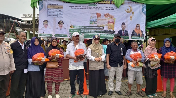 OPERASI PASAR: Kegiatan Operasi Pasar Tahap II di Pasar Semi Modern Alianyang yang digelar Diperindagkop UKM Singkawang, Rabu (26/2).