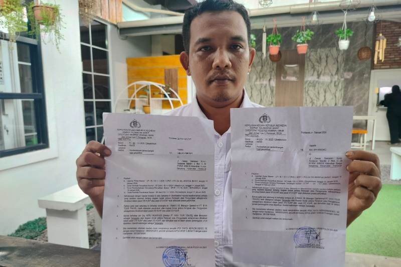 Kuasa hukum salah satu korban Ihyatour, Septian Triandrian memperlihatkan surat pemberitahuan perkembangan hasil penyidikan yang isinya penetapan tersangka terhadap J dan HW.