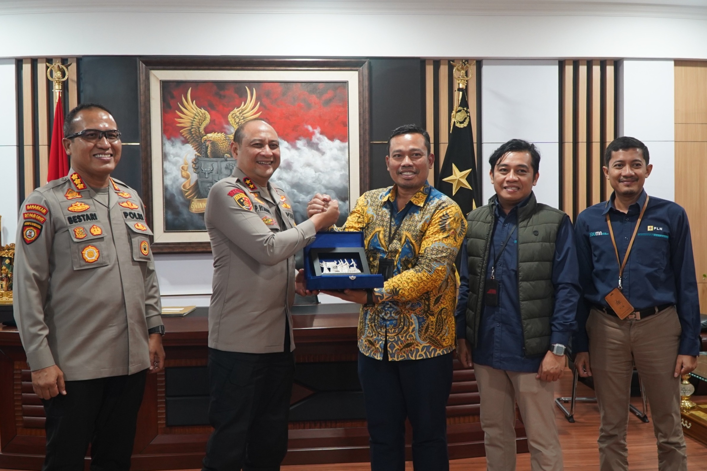 KOORDINASI: General Manager PLN UIP KLB Johar Wijaya melakukan koordinasi dengan Kapolda Kalbar Pipit Rismanto, Selasa (25/2), di Kantor Polda Kalbar.