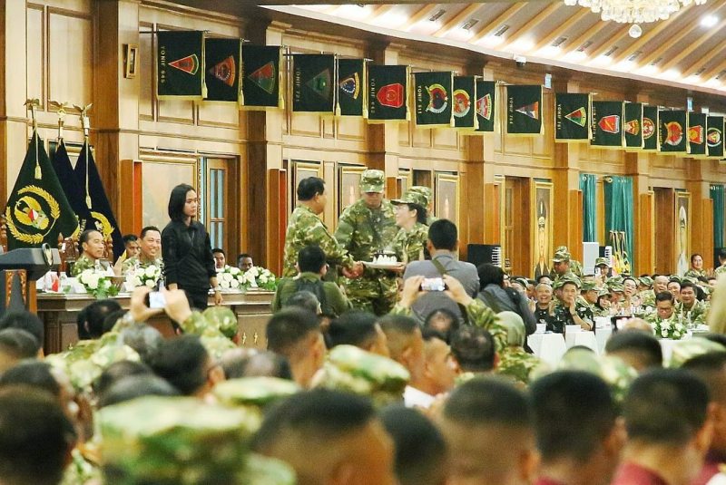Momen Presiden Prabowo Subianto memberikan kejutan ulang tahun kepada Wali Kota Singkawang Tjhai Chui Mie ketika retret kepala daerah di Akmil Magelang Kamis (27/2).