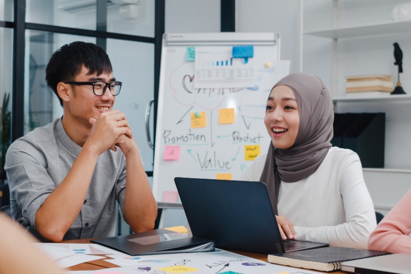 Ilustrasi tetap produktif dan semangat bekerja di bulan Ramadan.