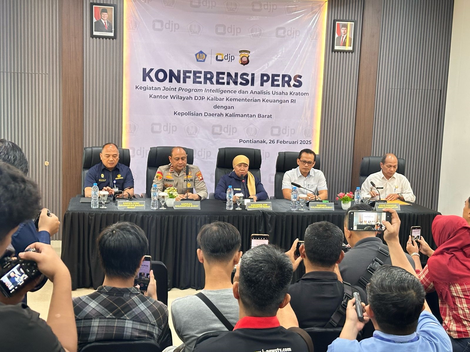 KONFRENSI PERS: Konfrensi pers kegiatan joint program intelligence dan analisis usaha kratom Kanwil DJP Kalbar dengan Polda Kalbar.