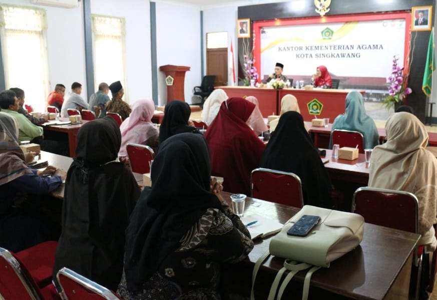 RAKOR: Kemenag Kota Singkawang menggelar Rakor bersama para Kepala Madrasah di Operation Room Kantor pada Kamis (27/2).