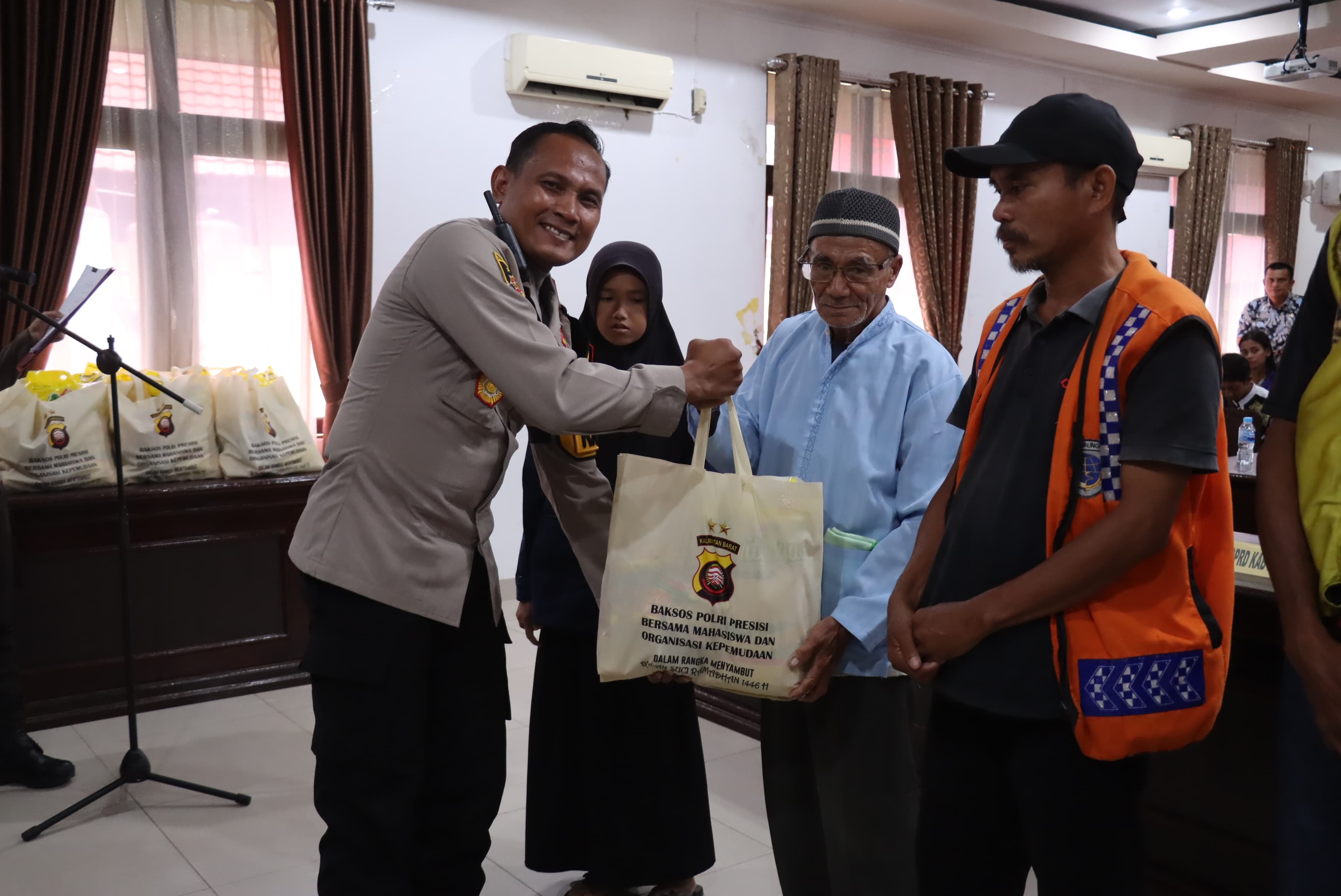 BAKSOS: Polres Landak saat menggelar Bakti Sosial Polri Presisi untuk masyarakat, mahasiswa dan OKP pada Kamis (27/2).