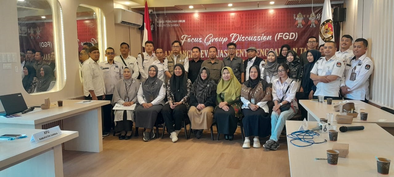 DIABADIKAN: Komisioner KPU Sambas, narasumber dan peserta FGD Evaluasi Pilkada 2024 berfoto bersama pada Kamis (27/2) di Pemangkat.