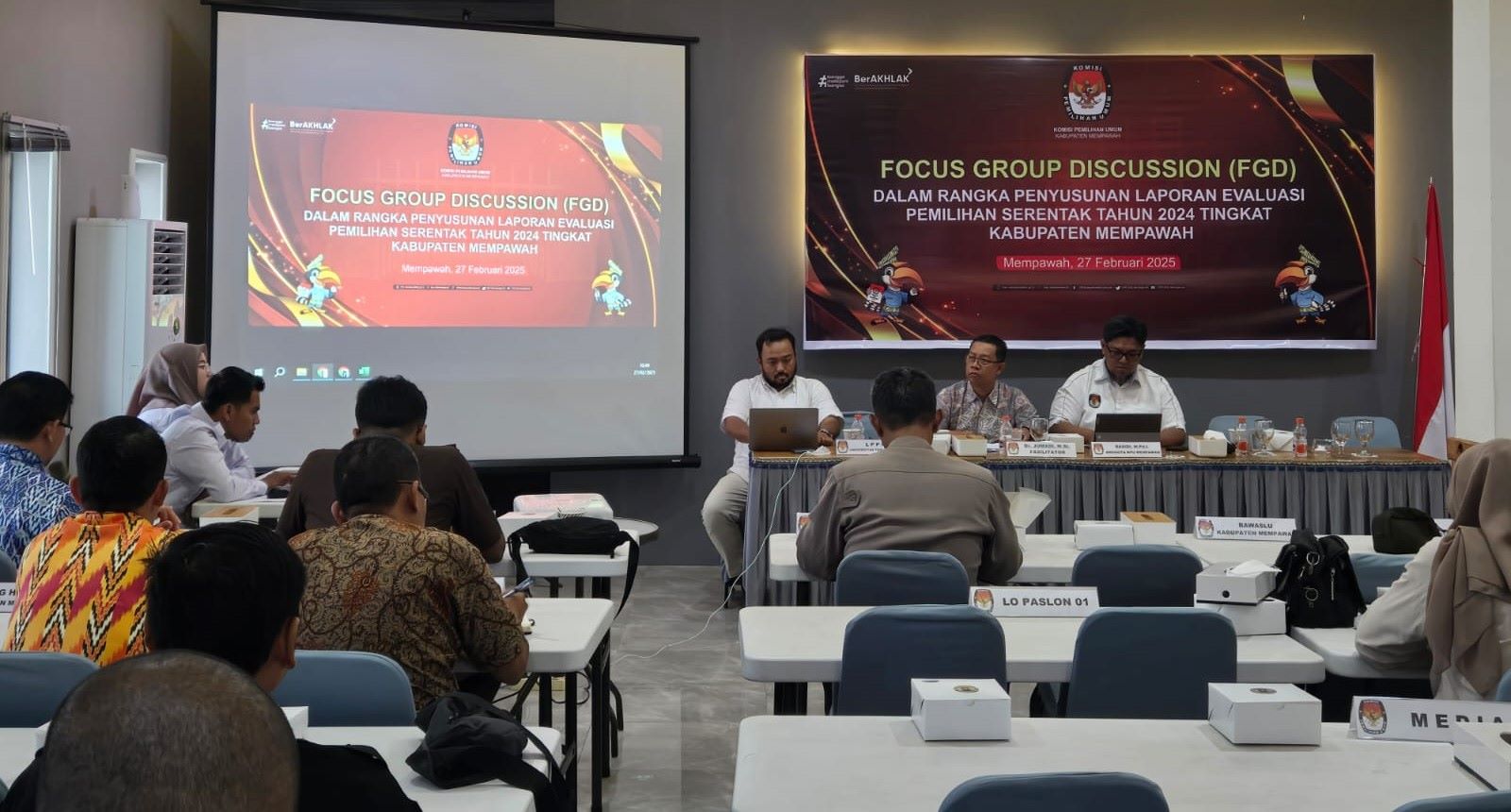 FGD : Suasana FGD yang dilaksanakan KPU Mempawah di kafe KTAMB.