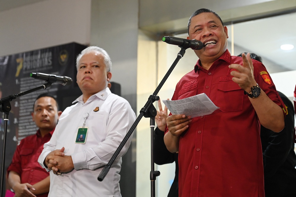 Kepala Pusat Penerangan Hukum (Kapuspenkum) Kejaksaan Agung Harli Siregar (tengah) bersama Direktur Penyidikan Jampidsus Kejagung Abdul Qohar (kanan) memberikan keterangan saat konperensi pers kasus dugaan korupsi dalam tata kelola minyak mentah dan produ