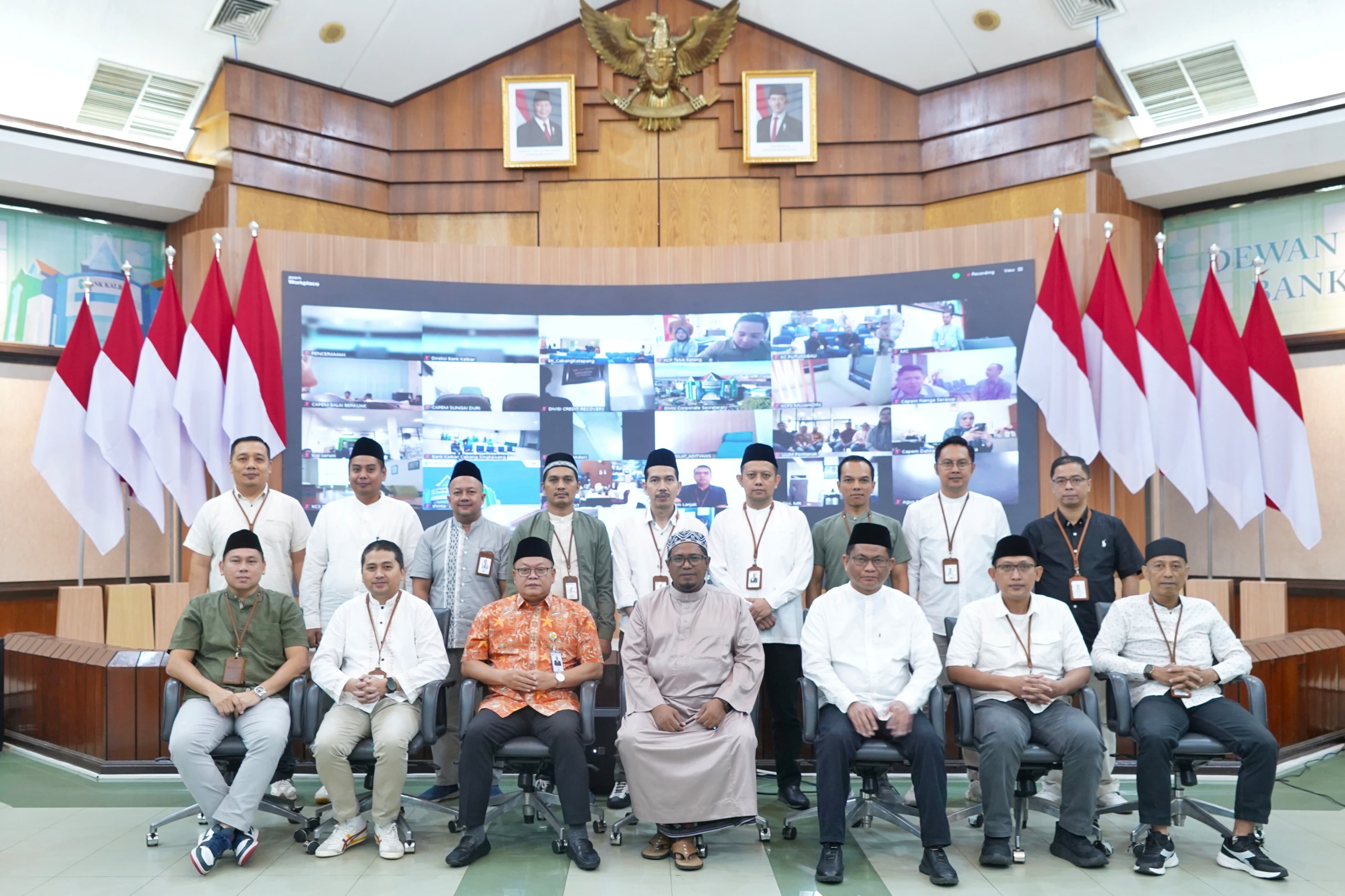 Foto bersama dalam kegiatan Ceramah Agama dan Doa Bersama yang digelar Bank Kalbar, Jumat (28/2). Momen ini merupakan penyambutan datangnya bulan Ramadan.