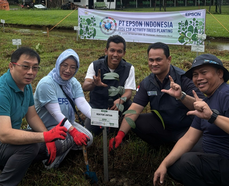 PT Epson Indonesia bersama Universitas Tanjungpura dan sejumlah pegiat lingkungan menanam 240 pohon di kawasan Untan Sport Center pada Jumat (28/2/2025).