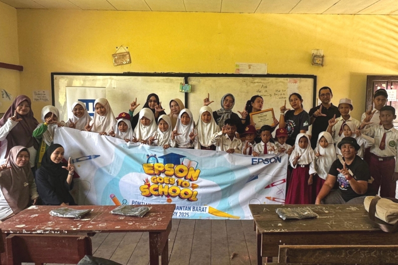 PT Epson Indonesia melalui program Epson Goes to School (EGTS) menyalurkan bantuan kepada empat sekolah di Pontianak, Kamis (27/2).
