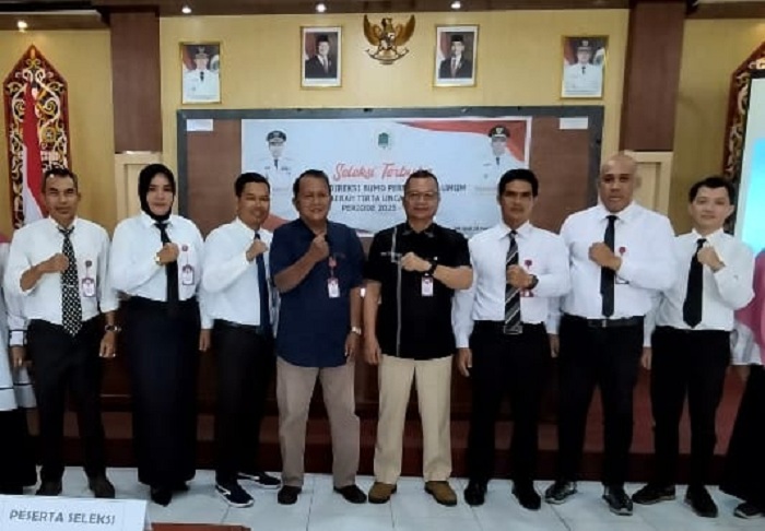 SELEKSI : Enam kandidat calon Direktur PDAM Putussibau saat mengikuti seleksi.