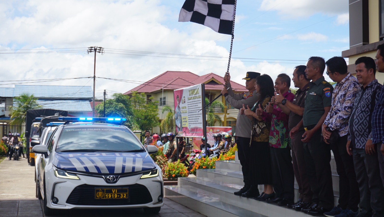 PENDISTRIBUSIAN : Kapolres Kapuas Hulu AKBP Hendrawan saat melepas pendistribusian Sembako dalam menyambut bulan suci ramadan.