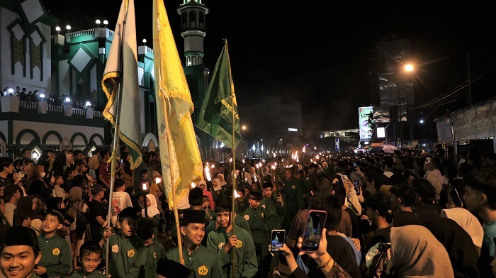 MERIAH: Suasana kemeriahan Pawai Obor dan Lentera Ramadhan 1446 H di Singkawang pada Rabu (26/2).