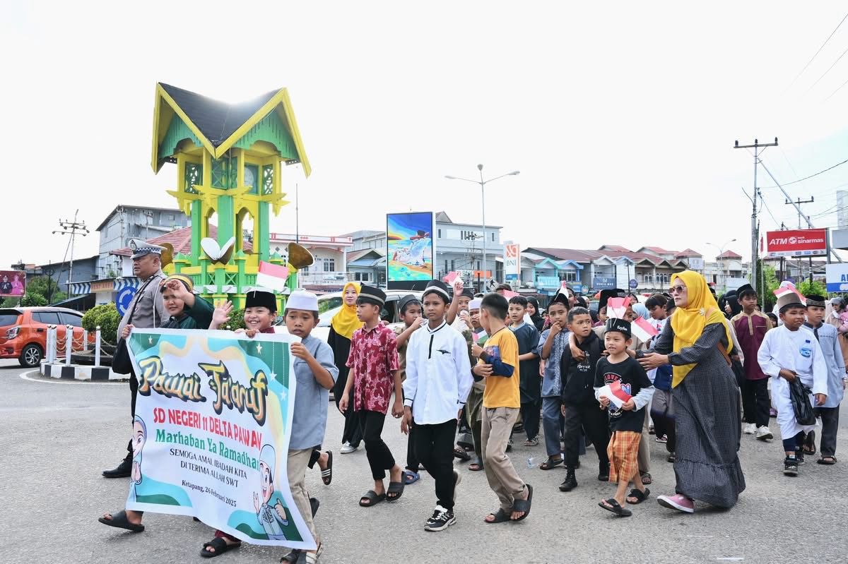 PAWAI TARHIB: Peserta pawai menyusuri sejumlah ruas jalan di Kota Ketapang, Rabu (26/2) sore.