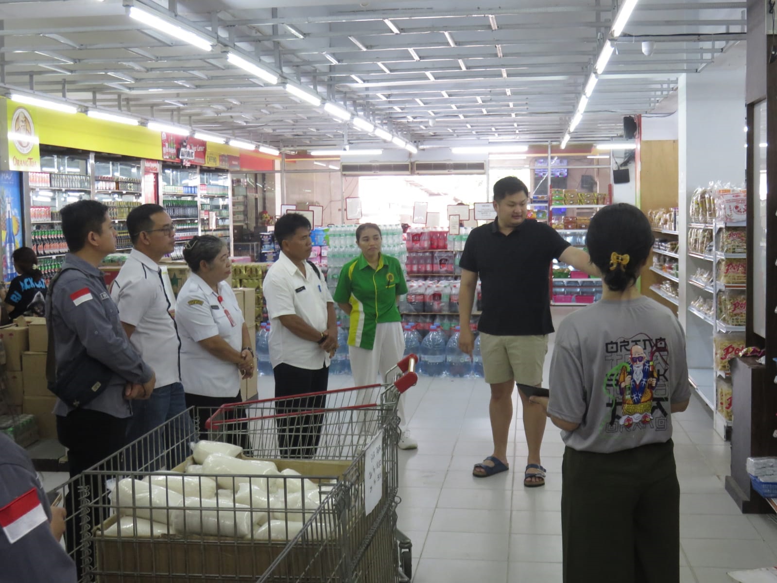 TINJAU: Tim gabungan Satgas Pangan Kabupaten Landak melakukan pemeriksaan harga dan persediaan barang di agen serta swalayan Ngabang pada Rabu (26/2).