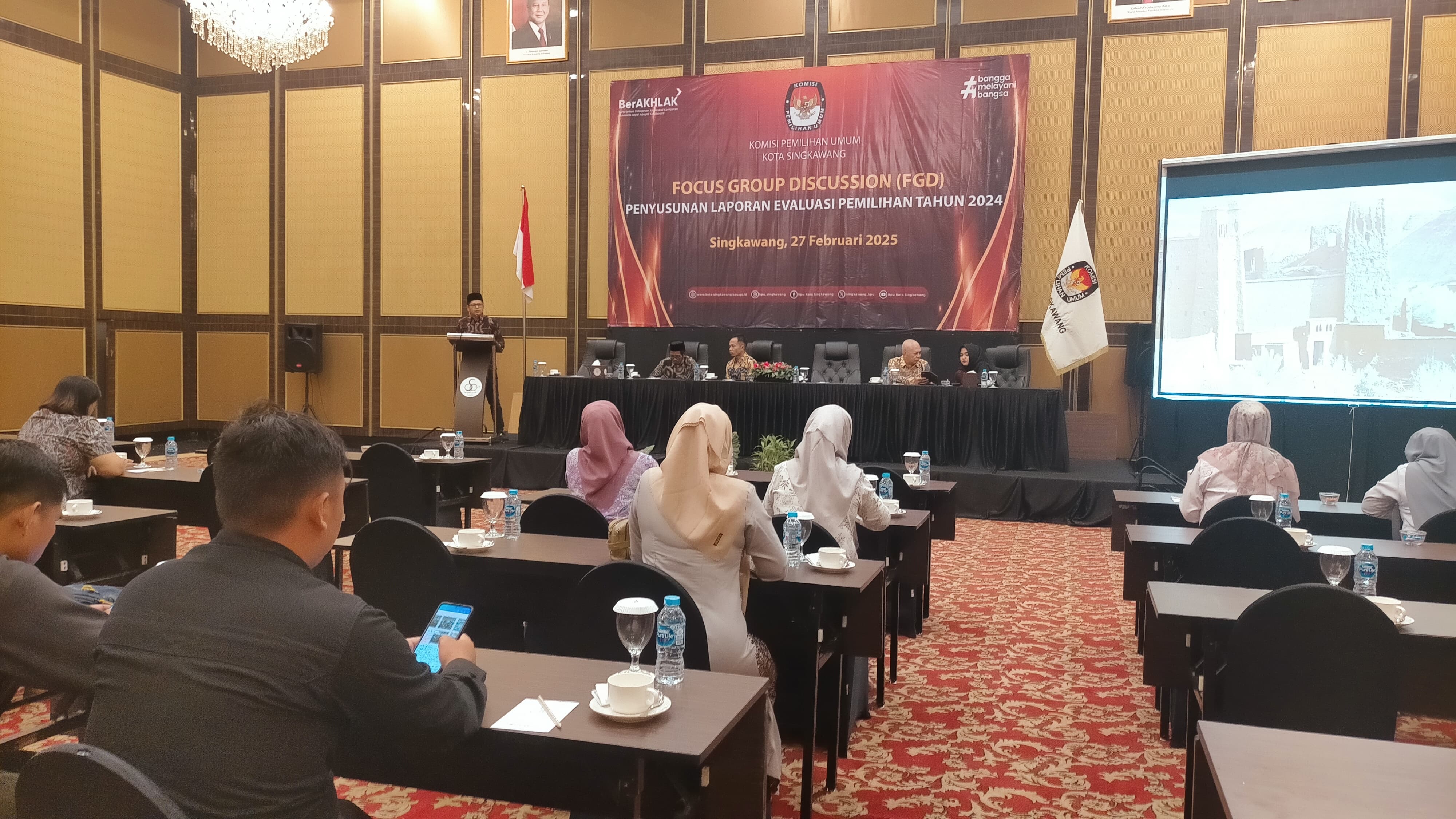 FGD: KPU Singkawang menggelar FGD evaluasi Pilkada 2024 di Aula Mahkota Hotel Singkawang, Kamis (27/2).