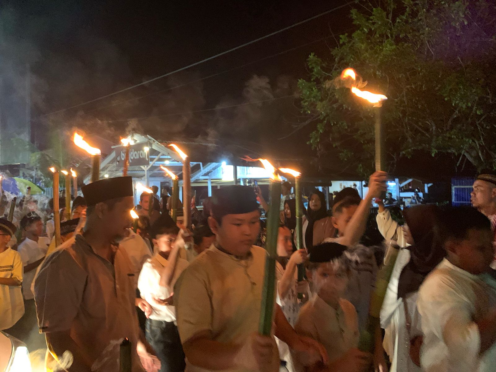 ANTUSIAS : Ribuan warga Melawi tampak antusias memadati jalan utama kota Nanga Pinoh mengikuti kegiatan pawai obor dalam rangka menyambut bulan suci ramadan 1446 H.