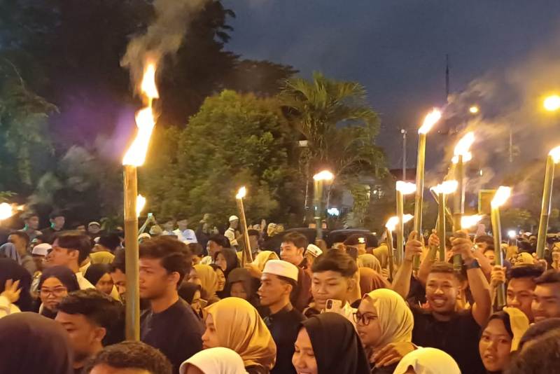 Ribuan warga Kota Pontianak tampak antusias mengikuti pawai obo, pada Kamis malam (27/2) menyambut datangnya Ramadan 1446 H.