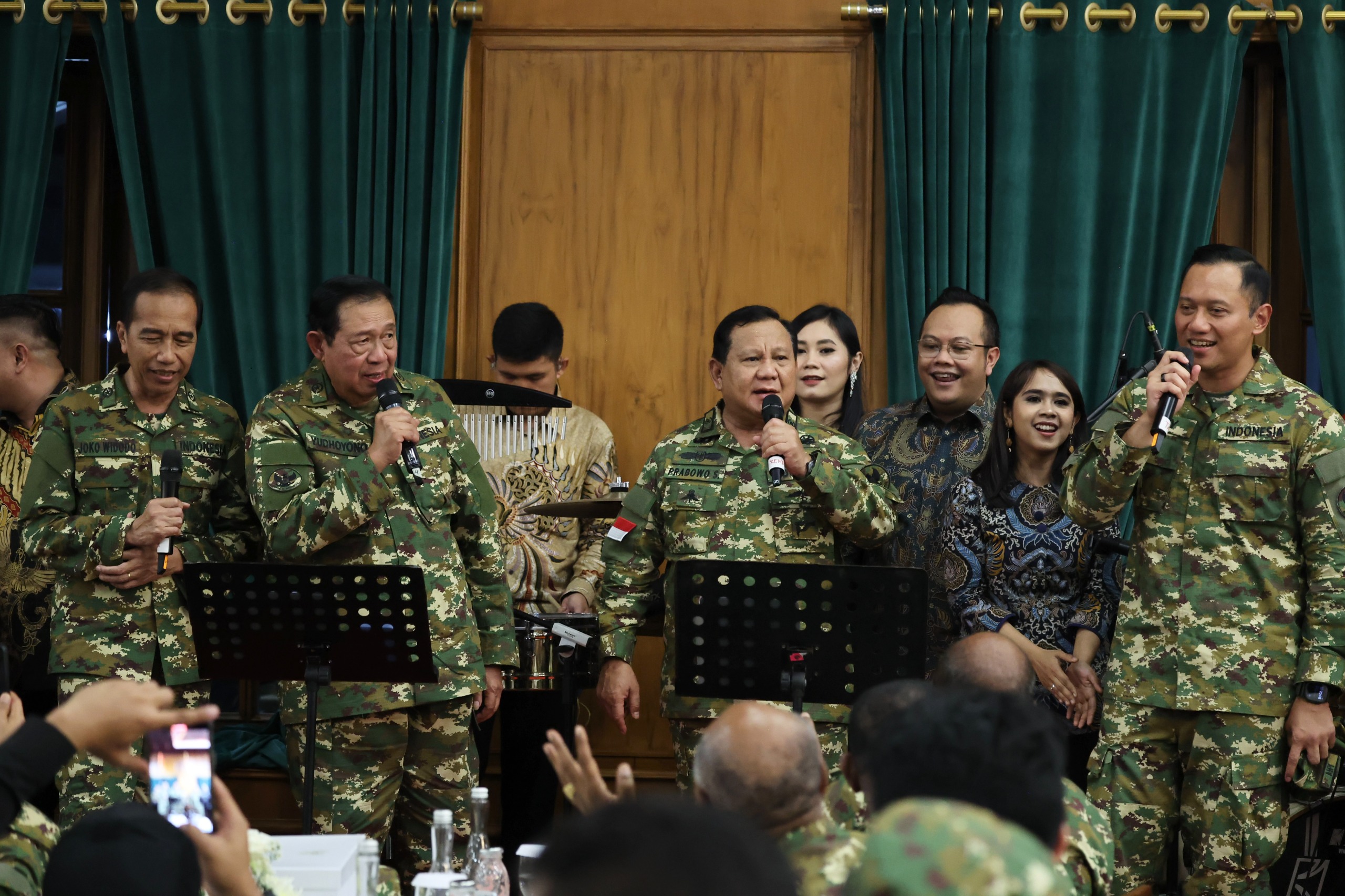 Momen kebersamaan Presiden Prabowo Subianto nyanyi bareng dengan Presiden ke-6 Susilo Bambang Yudhoyono dan Presiden ke-7 Joko Widodo di acara Gala Dinner, Kamis (28/2).