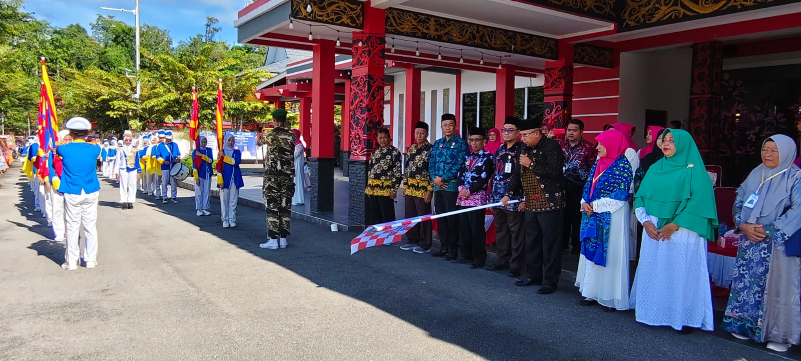 PAWAI : PHBI Kabupaten Sanggau dan sejumlah organisasi masyarakat Islam menggelar pawai takruf.