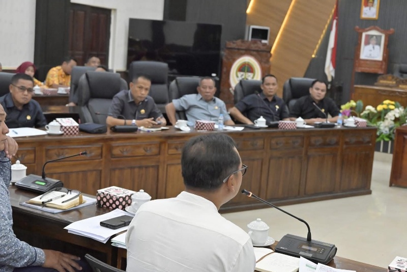 Komisi II menggelar rapat kerja membahas PHK oleh PT. SKM, Kamis (27/2).