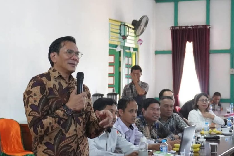 Fasilitator saat menyampaikan materinya dalam acara FGD yang diselenggarakan KPU Kapuas Hulu.