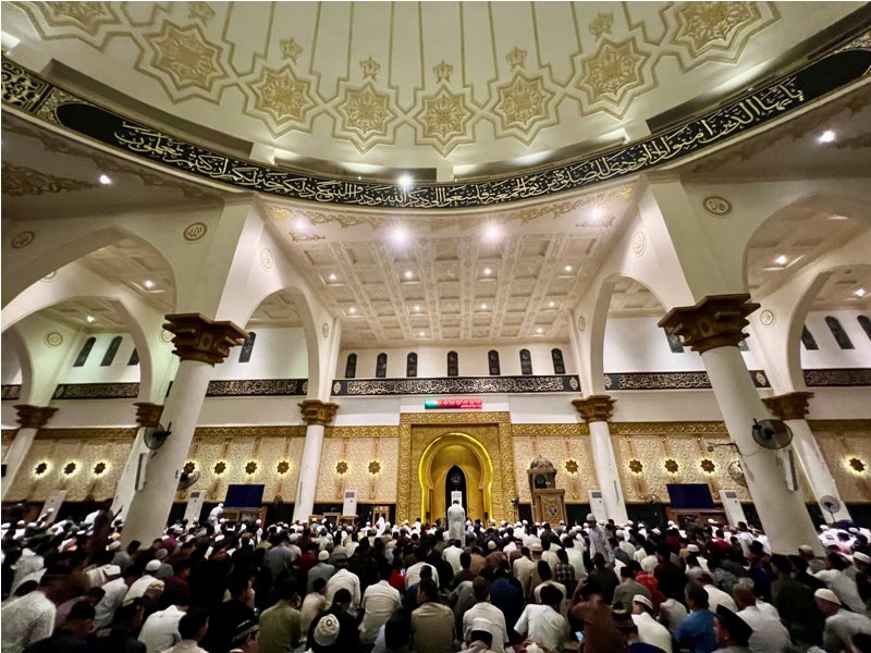 Ribuan umat Islam melaksanakan salat tarawih di Masjid Raya Mujahidin, Pontianak, Jumat (28/2). Salat tarawih di malam pertama Ramadan ini dipimpin imam asal Arab Saudi, Syeikh Abdurahman Al Ausy.