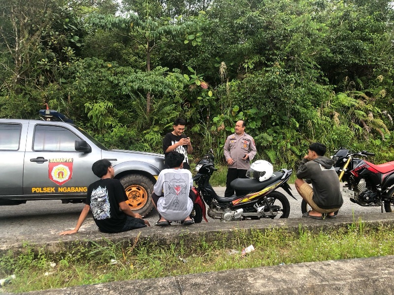 Anggota Polsek Ngabang saat melakukan patroli di lokasi tempat berkumpulnya anak-anak muda.