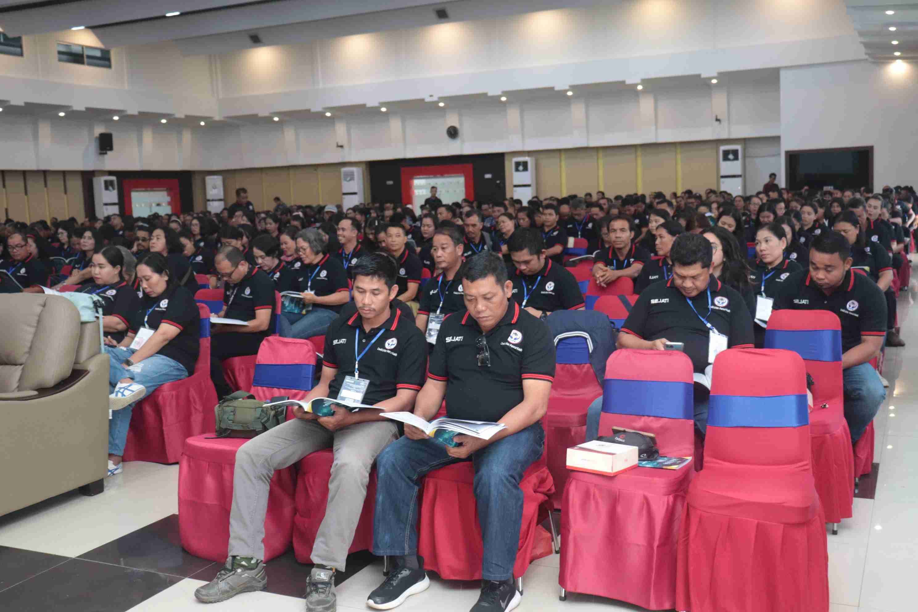 Peserta menyimak pemaparan Laporan RAT CU Pancur Kasih Tahun Buku 2024.