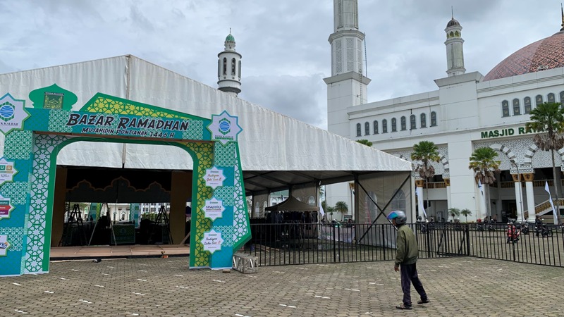 Suasana persiapan Bazar Ramadan di Halaman Masjid Raya Mujahidin, Jumat (28/2) sore.