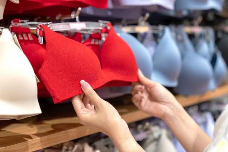 Ilustrasi memilih bra yang pas.