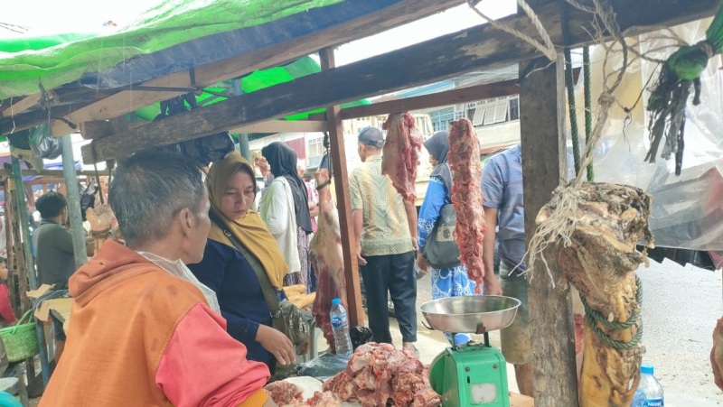 Pedagang daging sapi musiman menjajakan dagangannya di Pasar Pagi Sungai Pinyuh.