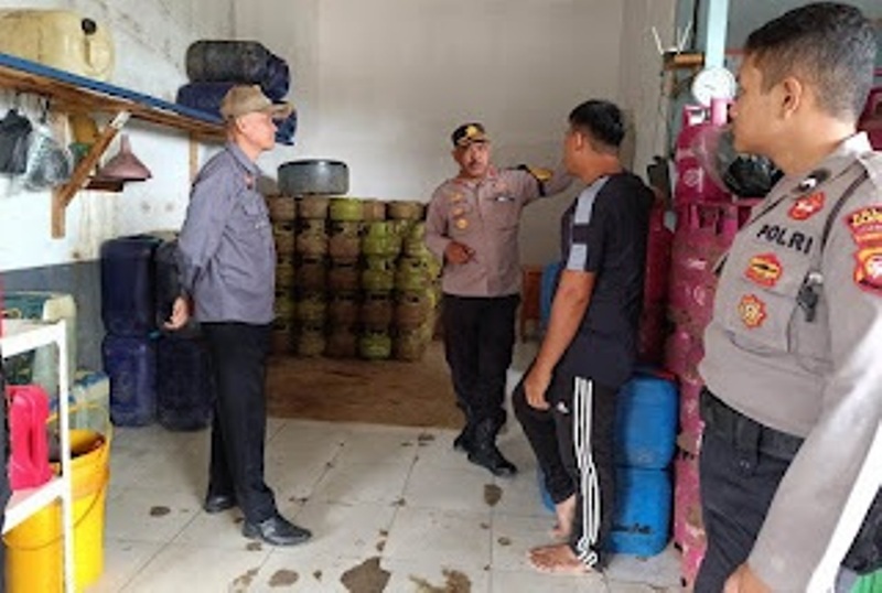 Secara umum harga kebutuhan pokok masyarakat di wilayah perbatasan, khususnya di Kecamatan Entikong terbilang stabil.