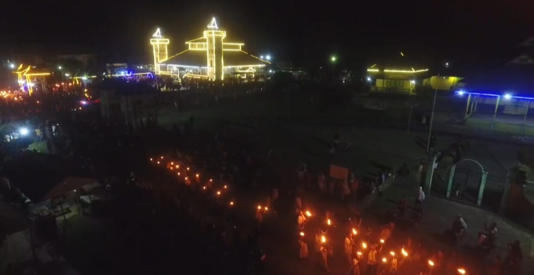 Suasana pawai obor di Kota Sintang.