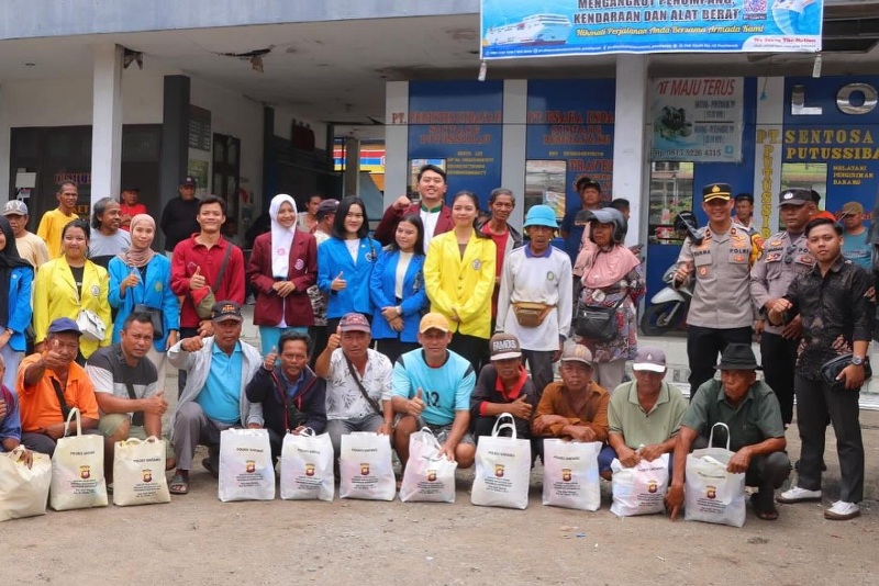 300 paket Bansos dari Polres Sintang dibagikan kepada masyarakat jelang Ramadan.