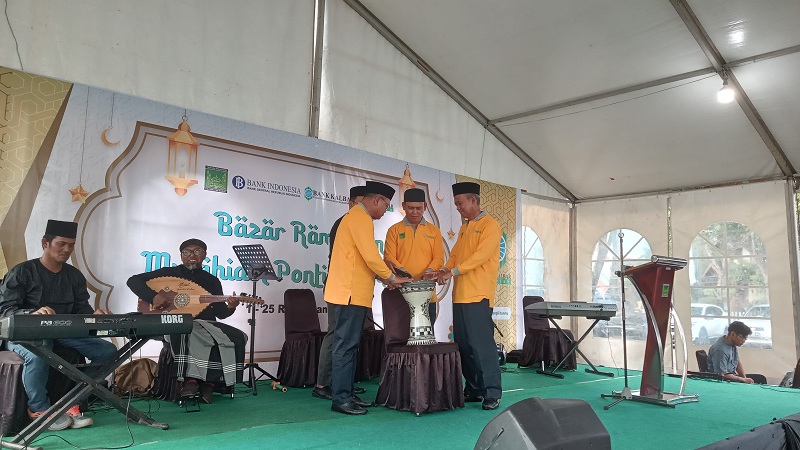 PEMBUKAAN: Bazar Ramadan 1446 H di kawasan Masjid Raya Mujahidin resmi dibuka, Sabtu (1/3).
