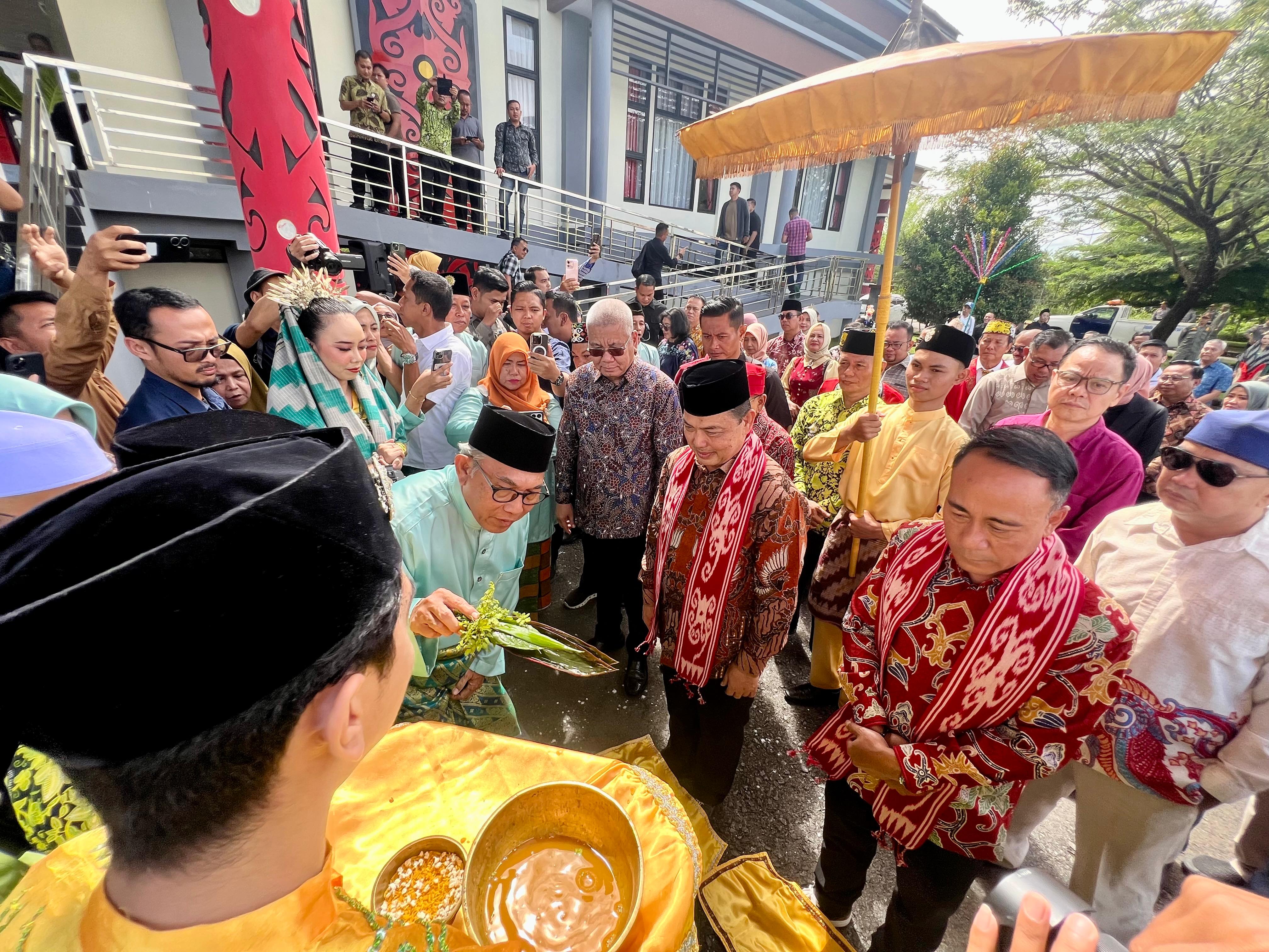 DISAMBUT : Gubernur Kalimantan Barat, Ria Norsan bersama Wakil Gubernur Kalimantan Barat Krisantus Kurniawan saat tiba di Bandara Supadio usai mengikiti retret paska pelantikan daerah, Minggu (2/3).