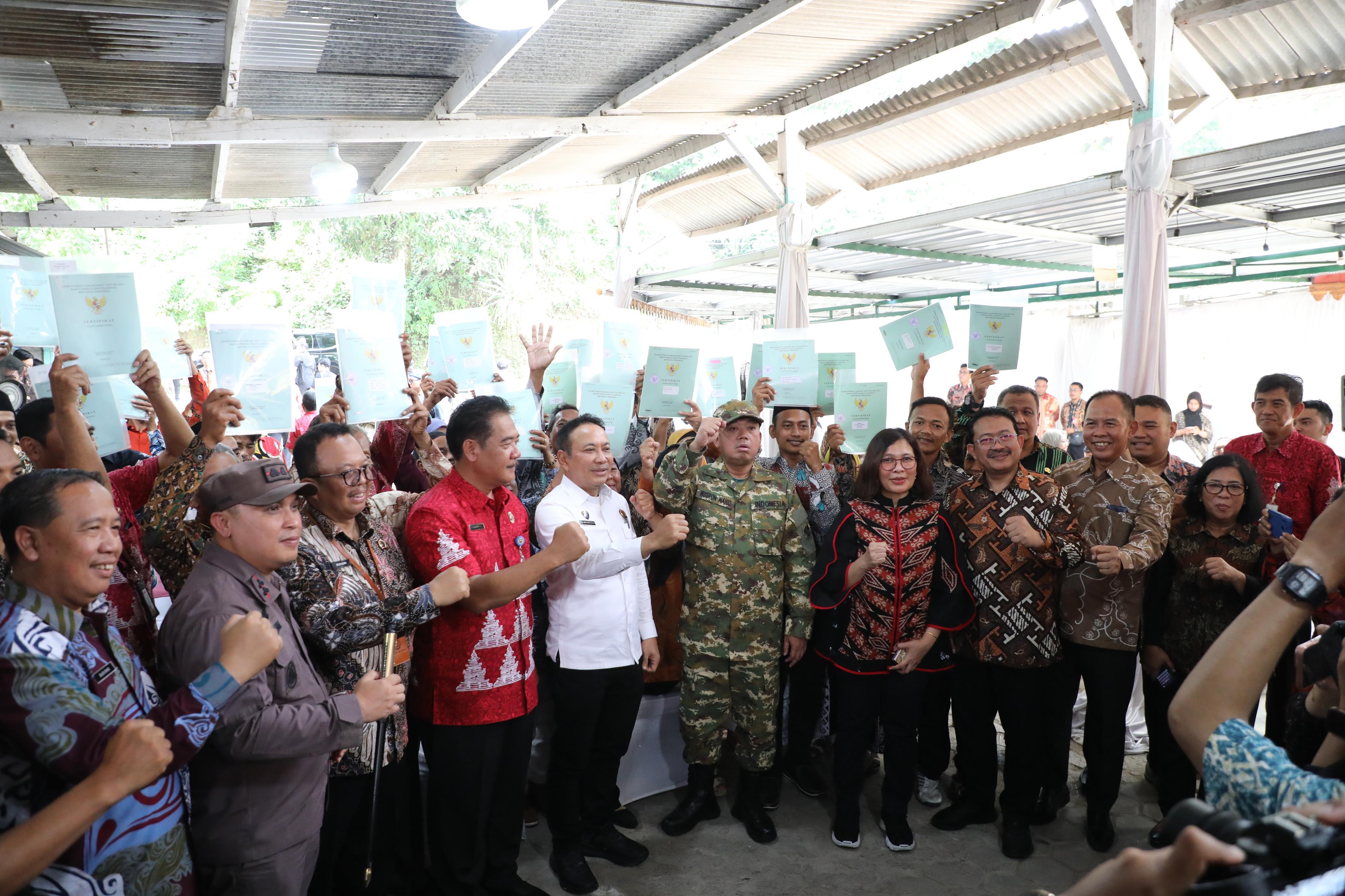 Nusron Wahid, menyerahkan 965 sertipikat hasil Konsolidasi Tanah di Kelurahan Susukan, Kabupaten Semarang, Jawa Tengah