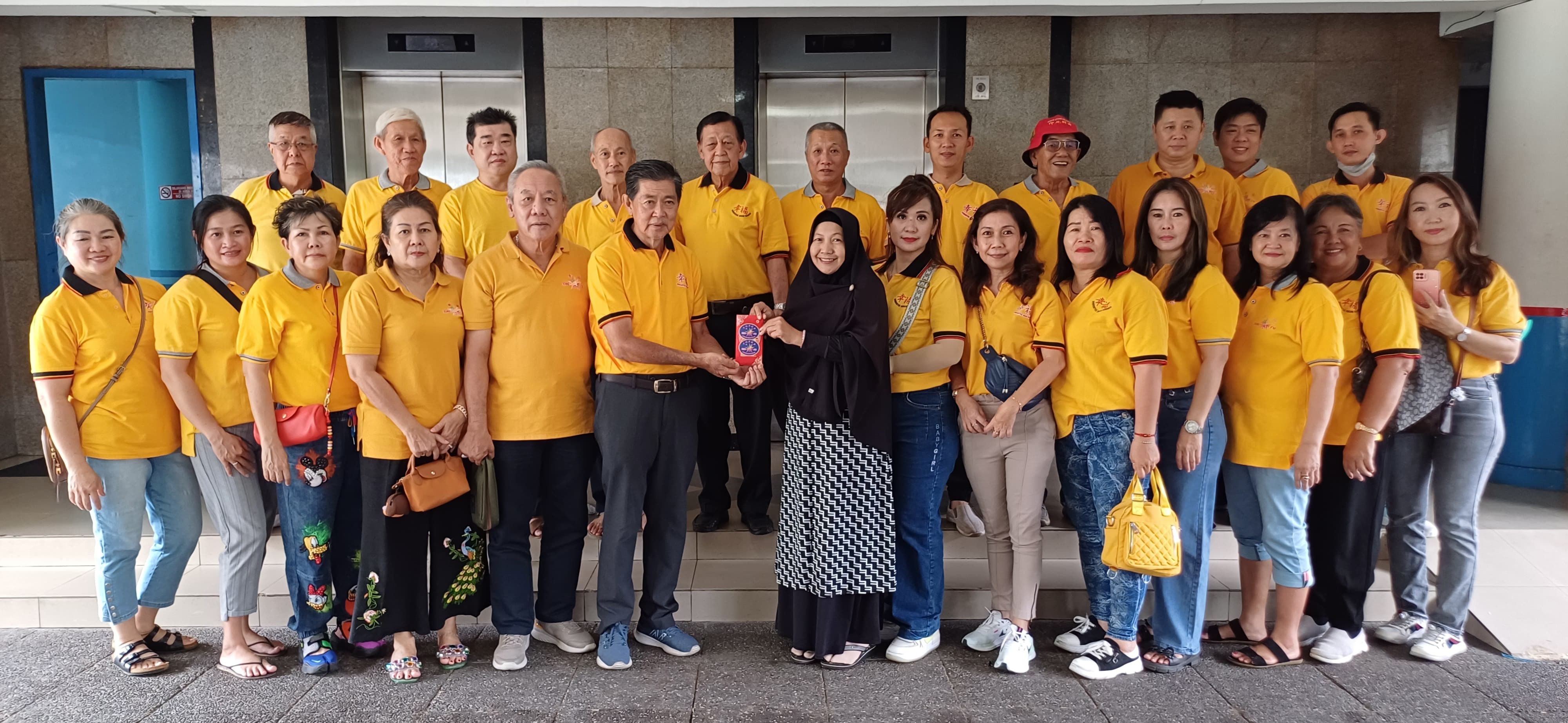 BANTUAN: Xing Fu serahkan bantuan Rp 5 Juta untuk Azzahira,pasien Dompet Simpatik Pontianak Post, Minggu (2/3).