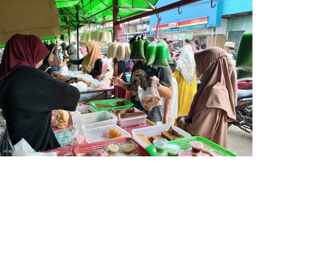 RAMAI: Warga Sungai Pinyuh memenuhi lapak takjil di jalan jurusan Anjongan.