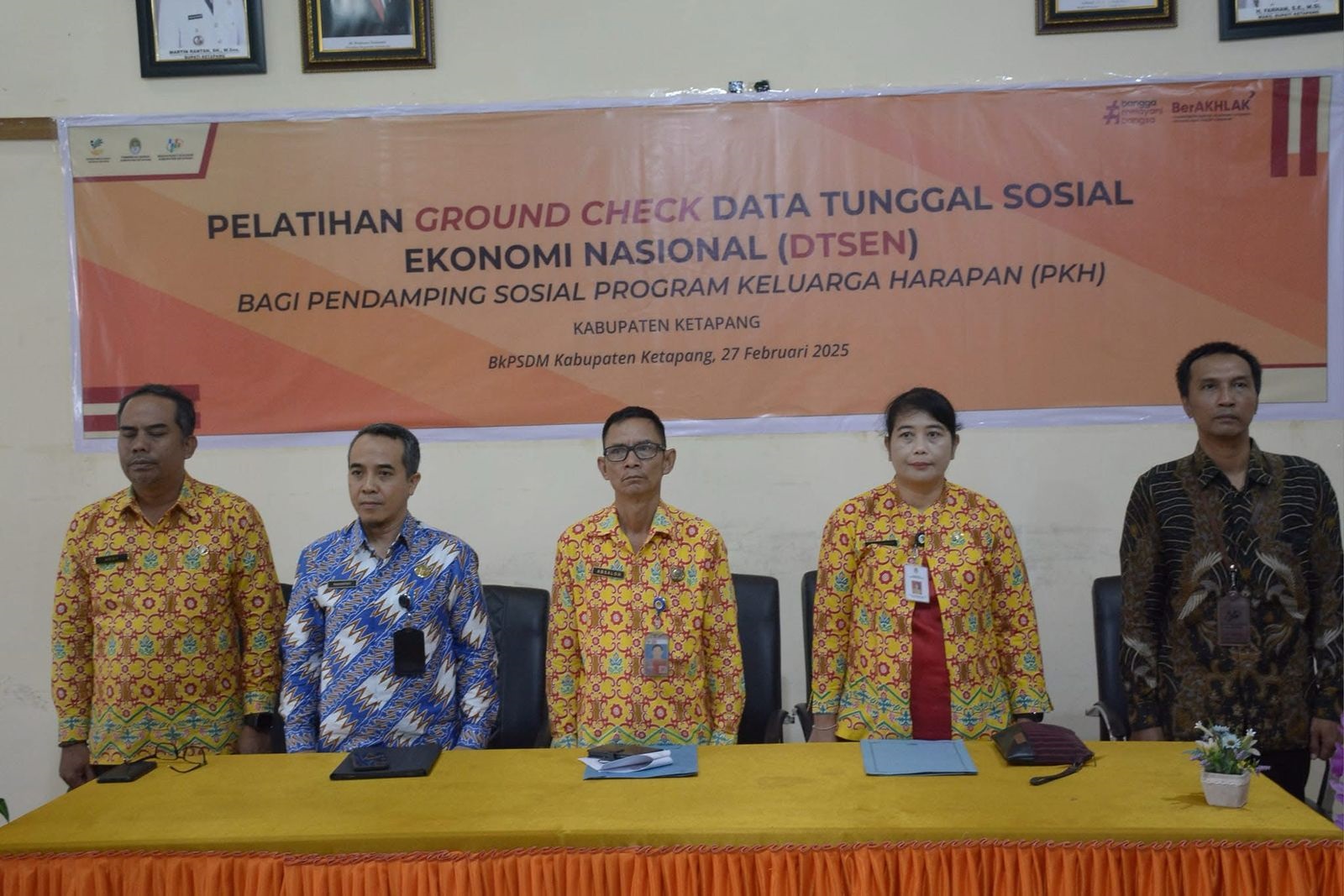 BUKA PELATIHAN: Staf Ahli Bupati, Absalon, membuka pelatihan pengecekan lapangan bagi pendamping PKH, Kamis (27/2).