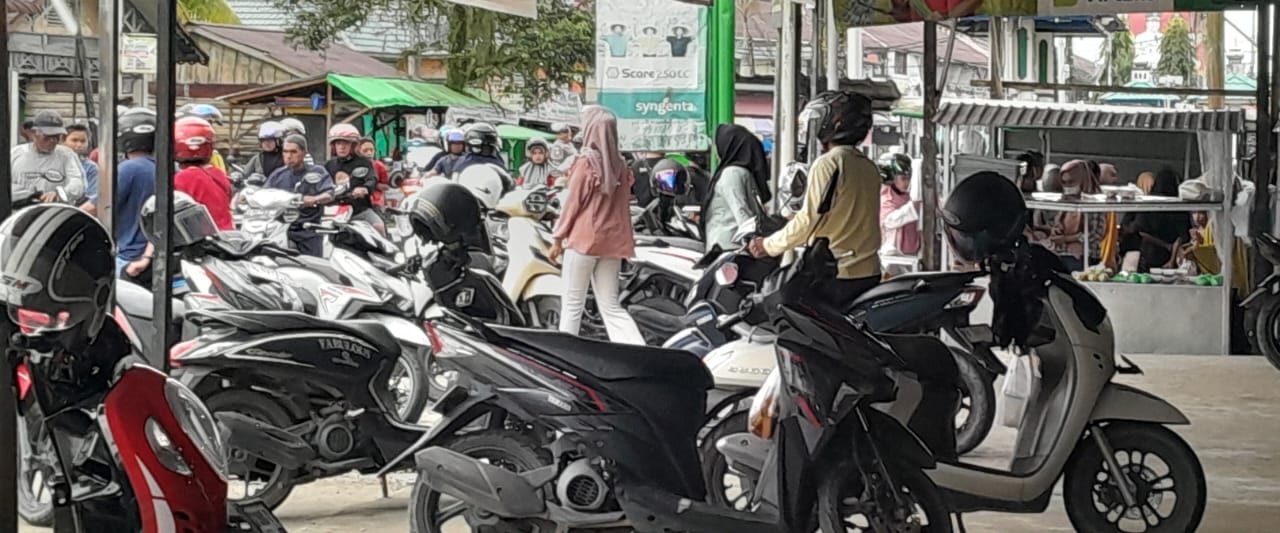 RAMAI: Salah satu titik lokasi pasar juadah di Kota Sambas ramai dikunjungi oleh masyarakat yang berburu takjil untuk berbuka puasa.