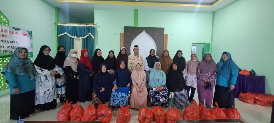 DIABADIKAN: Pengurus Majelis Taklim Singkawang Utara berfoto bersama usai menyalurkan bantuan kepada kaum duafa di Aula Samawa, KUA Singkawang Utara.