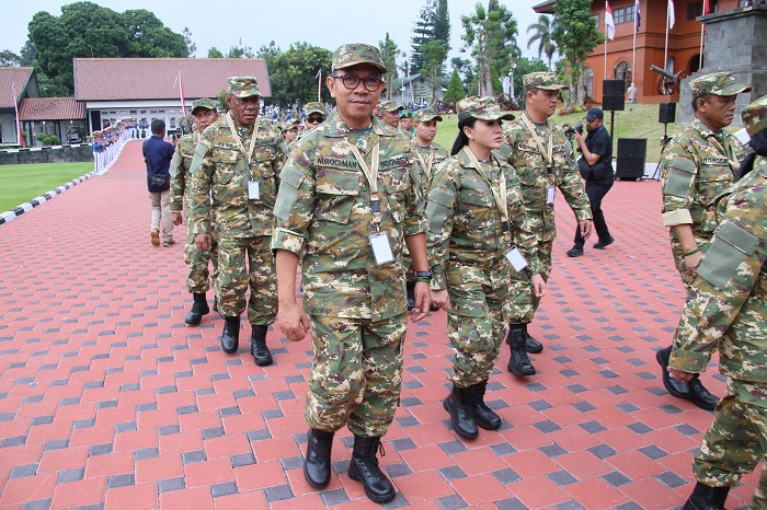 RETRET: Bupati Landak, Karolin Margret Natasa berpakaian komponen cadangan TNI bersama kepala daerah lain saat mengikuti retret di Akmil Magelang.
