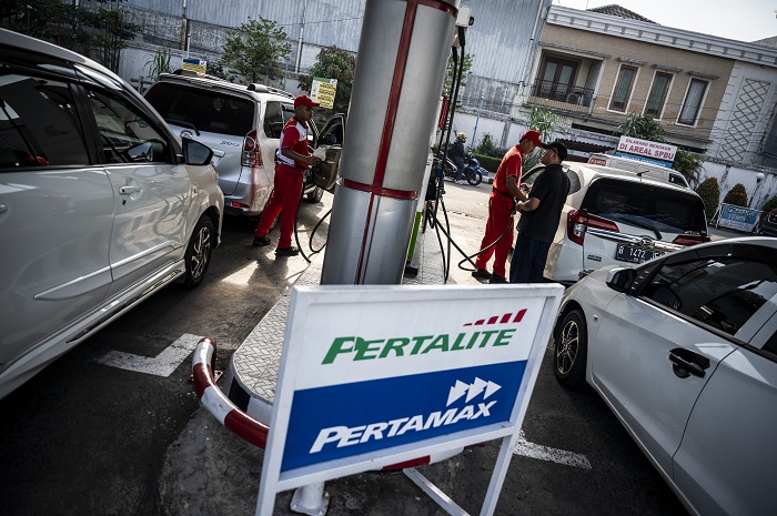 Petugas melayani pengisian bahan bakar minyak (BBM) jenis pertamax dan pertalite di SPBU Asaya, Semarang, Jawa Tengah, Kamis (27/2/2025). Kementerian ESDM akan membentuk tim untuk memberi kepastian spesifikasi bahan bakar minyak (BBM) sebagai respons kekh